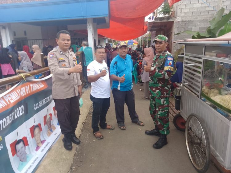 Bhabinkamtibmas Kelurahan Kotabaru BRIPKA Ma'mun bersama Babinpotdirga TNI AU Wiriadinata menghadiri pemilihan Ketua RW 01 Kampung Pangadegan