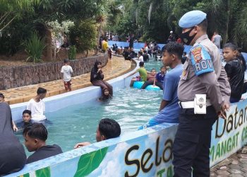 Personel Polsek Blang Mangat melaksanakan patroli di lokasi wisata Water Boom Mangat Ceria, Kecamatan Blang Mangat, Kota Lhokseumawe