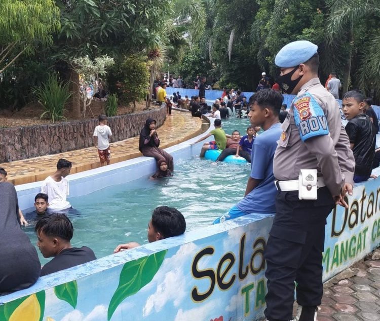 Personel Polsek Blang Mangat melaksanakan patroli di lokasi wisata Water Boom Mangat Ceria, Kecamatan Blang Mangat, Kota Lhokseumawe