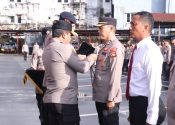 Kapolda Sumsel Irjen Pol Drs Toni Harmanto MH memberikan PIN Emas dan Piagam Penghargaan