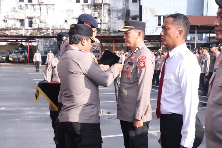 Kapolda Sumsel Irjen Pol Drs Toni Harmanto MH memberikan PIN Emas dan Piagam Penghargaan