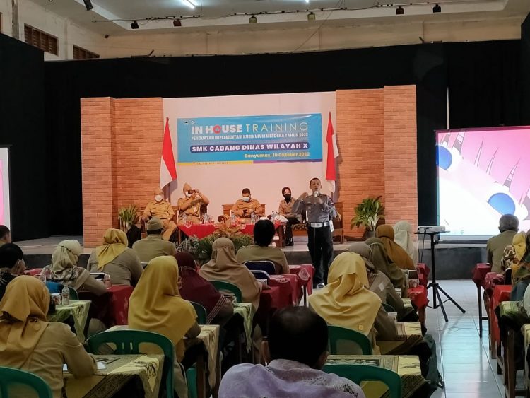 Sat Lantas Polresta Banyumas Polda Jateng menggelar kegiatan Desiminasi Guru dan Kepala sekolah SMK se-Kab. Banyumas dalam rangka Operasi Zebra Candi 2022