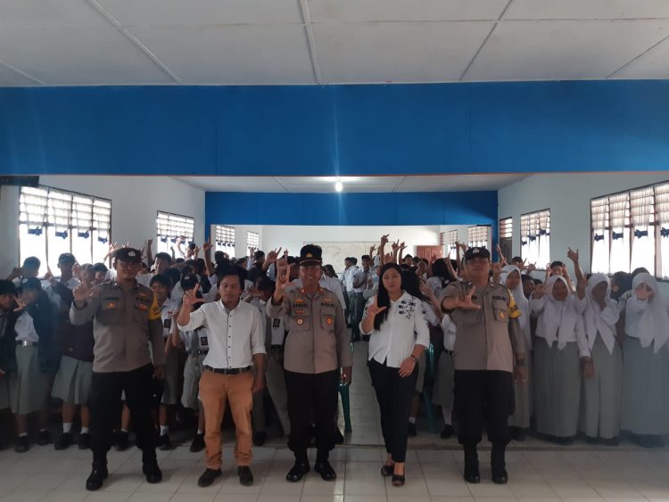 Kapolsek Sidikalang kota AKP Sukanto Berutu, SH melaksanakan kegiatan Sosialisasi cegah Lahgun Narkoba dan kenakalan Remaja di Sekolah Yayasan Pendidikan Anugerah Parulian SMP dan SMK swasta Anugerah Sitinjo