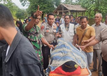 Personel Polsek Kuta Makmur melakukan evakuasi korban tenggelam di lokasi wisata pemandian Rayap, Gampong Panton Rayeuk 1