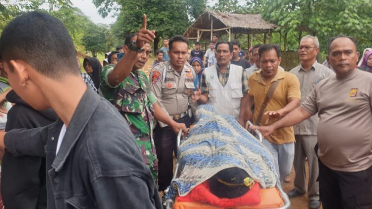 Personel Polsek Kuta Makmur melakukan evakuasi korban tenggelam di lokasi wisata pemandian Rayap, Gampong Panton Rayeuk 1