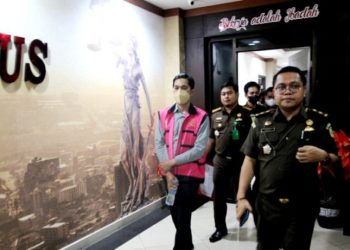 Tersangka oknum pegawai Bank BRI KCP Sentral berinisial HD yang diduga tarik dana nasabah sebesar 6 milyar rupiah