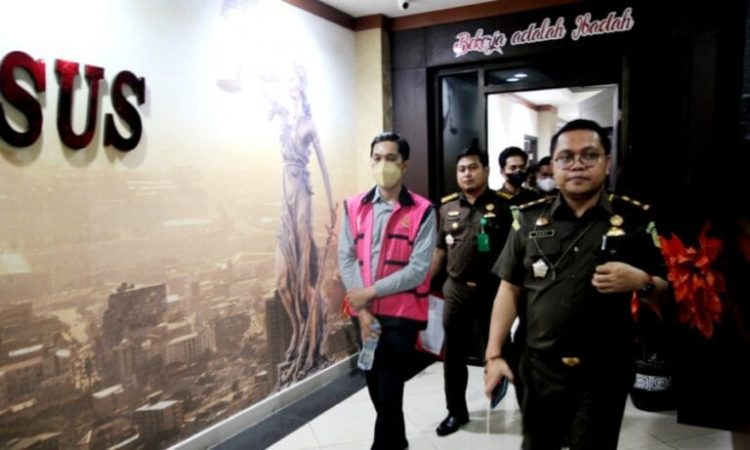 Tersangka oknum pegawai Bank BRI KCP Sentral berinisial HD yang diduga tarik dana nasabah sebesar 6 milyar rupiah