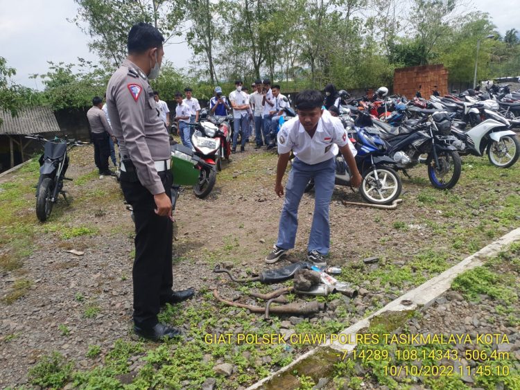 Unit Lantas Polsek Ciawi melaksanakan pembinaan dan penyuluhan serta penertiban knalpot bising di SMK Cijangkar Desa Pasirhuni