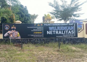 Personel Polres Bangka Barat menghimbau kepada masyarakat melalui spanduk yang terpasang diberbagai Lokasi