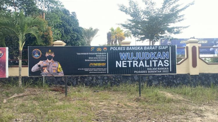 Personel Polres Bangka Barat menghimbau kepada masyarakat melalui spanduk yang terpasang diberbagai Lokasi