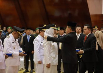Penjabat Gubernur Aceh Achmad Marzuki melantik PJ Bupati Nagan Raya Fitriany Farhas, pelantikan yang berlangsung di Anjong Mon Mata, Banda Aceh