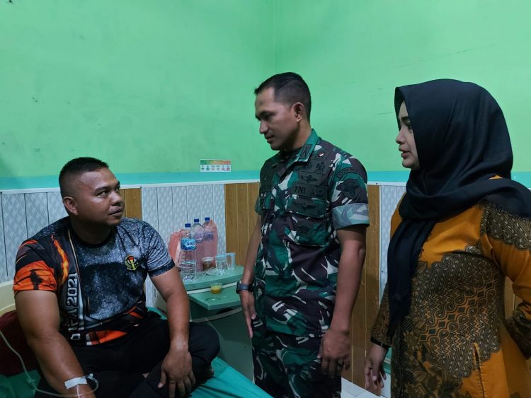 Dandim Aceh Utara mengunjungi dan memberikan motivasi kesembuhan bagi anggota Kodim 0103/Aut yang sedang terbaring sakit di RS Kesrem Lhokseumawe