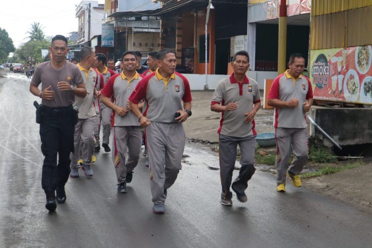 Kapolres Sidrap AKBP Erwin Syah,S.I.K memimpin personelnya melakukan olahraga lari pagi, Tenis, Volly Ball, Tenis Meja dan Bulu Tangkis