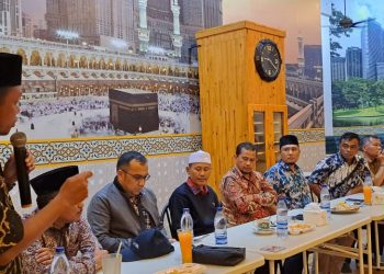 Tgk. Mawardi, SE (Tgk. Adek Anggota DPRA) dan Ketua WA Grup The Light From Pase Ir. Muhammad Hatta, SST. MT memfasilitasi pertemuan dengan lintas tokoh masyarakat tentang "Solusi dan Tahapan Penanggulangan Banjir di Aceh Utara"