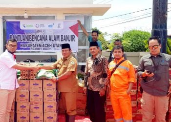 Field manager PGE, Ruzi Abd Muis bersama perwakilan Surveyor Indonesia menyerahkan bantuan masa panik di posko banjir Lhoksukon yang diterima oleh camat Kecamatan Lhoksukon, Hanifza Putra S.STP, M.Si.