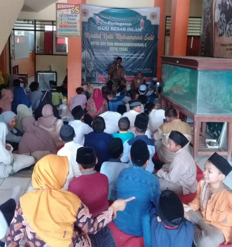 Lantunan Sholawat berkumandang di SD Negeri Mangkukusiman 2 Kecamatan Tegal Timur Kota Tegal dalam acara peringatan maulid Nabi Muhammad SAW 1444 H