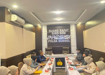 Pegawai negeri sipil (PNS) Polri Polda Sumsel Selatan (Sumsel) melaksanakan rapat persiapan peringatan HUT Korps Pegawai Republik Indonesia (KORPRI) ke-51