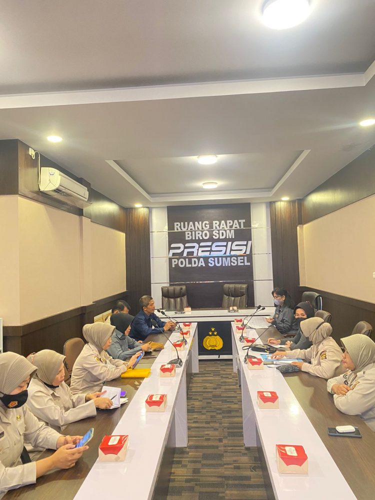 Pegawai negeri sipil (PNS) Polri Polda Sumsel Selatan (Sumsel) melaksanakan rapat persiapan peringatan HUT Korps Pegawai Republik Indonesia (KORPRI) ke-51