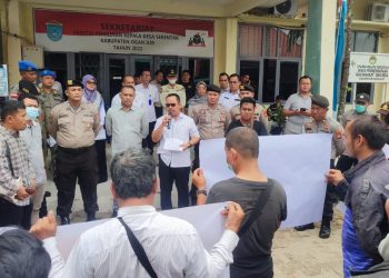 Puluhan massa yang tergabung di Gerakan Persatuan Pemuda Mahasiswa Peduli Sumsel (GPPMS), melakukan aksi unjuk rasa (unras) di Dinas Pemberdayaan Masyarakat Desa (DPMD) Kabupaten Ogan Ilir
