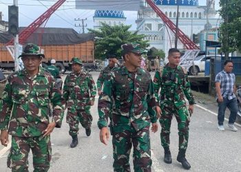 Dandim 0103/Aut Letkol Inf Hendrasari Nurhono S.I.P., M.I.P., Pimpin Apel Pembersihan Pasca Banjir dan Kerahkan Personel TNI Kodim 0103/Aceh Utara, bersama personel Korem 011/LW, Brigif 25/Siwah, anggota Polres Aceh Utara, Serta aparat desa