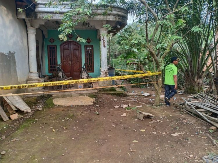 Rumah Pasangan Suami Istri (Pasutri) Junardi (55) dan Srinarti (50) yang ditemukan tewas bersimbah darah di Dusun III Jalur Primer I Desa Nunggal Sari