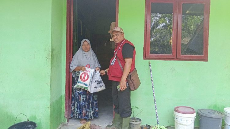 Lembaga Elmansyur Peduli salurkan paket bantuan sembako dan juga mendirikan posko pengobatan gratis di beberapa Desa Terisolir di 3 Kecamatan