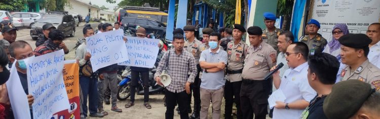 (GPPMS) melakukan aksi unjuk rasa (unras) di Dinas Pemberdayaan Masyarakat Desa (DPMD) Kabupaten Ogan Ilir