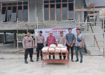 Kapolsek Paya Bakong Ipda Iskandar beserta anggota menyerahkan bantuan sosial dari Polda ke 3 Gampong yang terdampak banjir