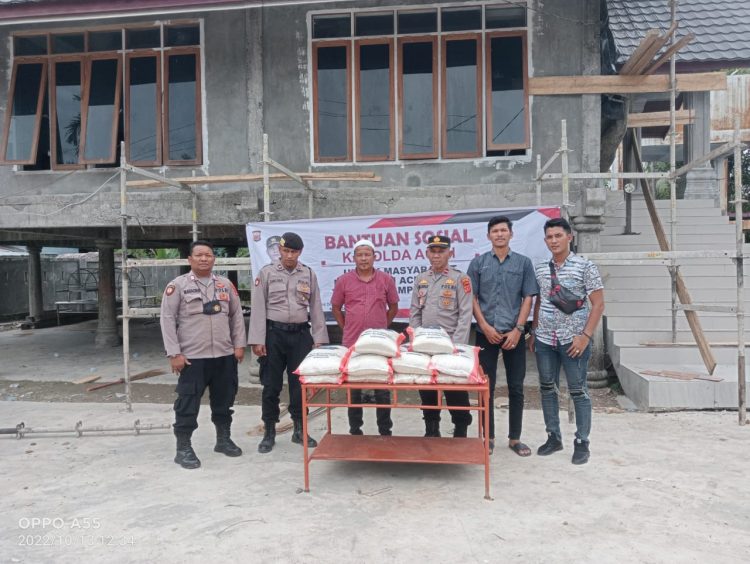 Kapolsek Paya Bakong Ipda Iskandar beserta anggota menyerahkan bantuan sosial dari Polda ke 3 Gampong yang terdampak banjir