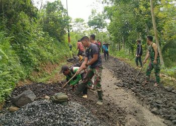 Anggota Satgas TMMD ke 115 kodim Tasikmalaya yakni anggota TNI dan masyarakat sekitar melaksanakan Pengaspalan jalan di desa Kp. Panyairan Ds. Cikadongdong