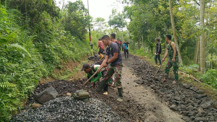 Anggota Satgas TMMD ke 115 kodim Tasikmalaya yakni anggota TNI dan masyarakat sekitar melaksanakan Pengaspalan jalan di desa Kp. Panyairan Ds. Cikadongdong