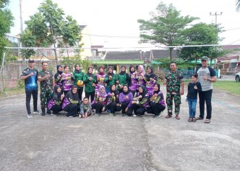 Persit KCK Ranting IX Koramil 418-08/Sako, melaksanakan kegiatan olahraga bola volly persahabatan dengan Ibu-ibu warga Komplek PHDM Pusri Kelurahan Kalidoni