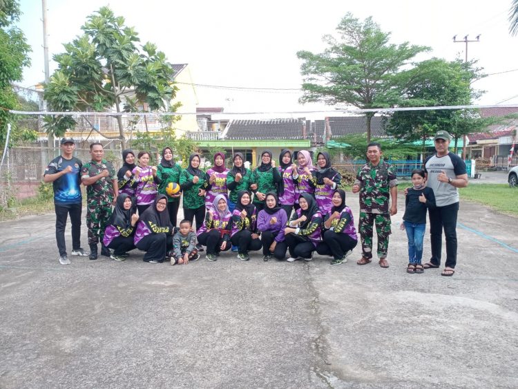 Persit KCK Ranting IX Koramil 418-08/Sako, melaksanakan kegiatan olahraga bola volly persahabatan dengan Ibu-ibu warga Komplek PHDM Pusri Kelurahan Kalidoni