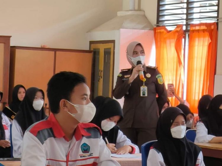 Kejaksaan Negeri Kayuagung melalui program jaksa masuk sekolah, telah mengunjungi beberapa sekolah termasuk di SMA Negeri 2 Kayuagung