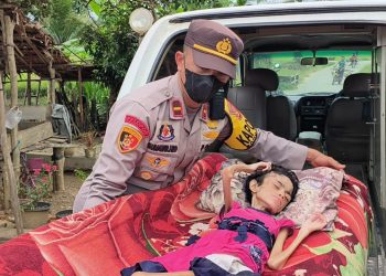Ayatul Aula, warga Desa Uram Jalan, Kecamatan Banda Alam itu nampak terbaring lemah di atas kasurnya