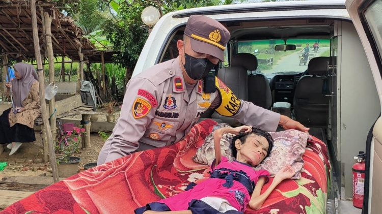 Ayatul Aula, warga Desa Uram Jalan, Kecamatan Banda Alam itu nampak terbaring lemah di atas kasurnya