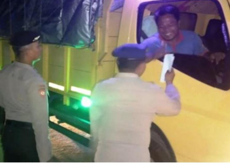 Satpolairud Polres Bangka Barat memperketat pengamanan jalur penyeberangan di Pelabuhan Tanjung Kalian Muntok