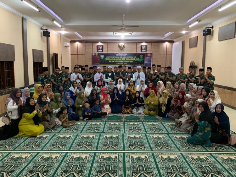 Kodim 0103/Aceh Utara melaksanakan Peringatan Maulid Nabi Muhammad SAW 1444 H/2022 M dengan thema “Meneladani Akhlak Nabi Muhammad SAW dalam Kehidupan Sehari – Hari”