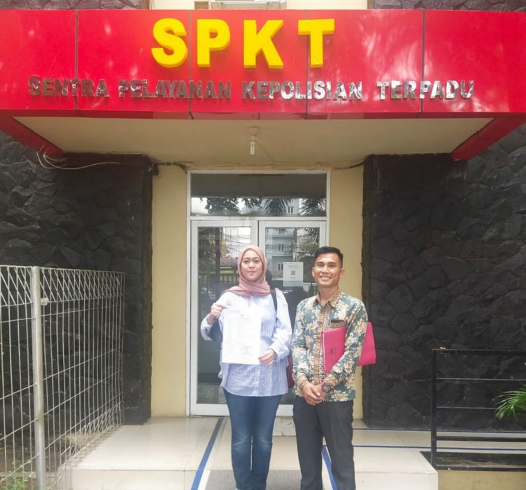 Didampingi kuasa hukumnya, Dewi Rati Anggraini melaporkan oknum anggota DPRD Kota Palembang ke Polda Sumsel atas dugaan tindak pidana menggunakan keterangan palsu dan atau surat palsu