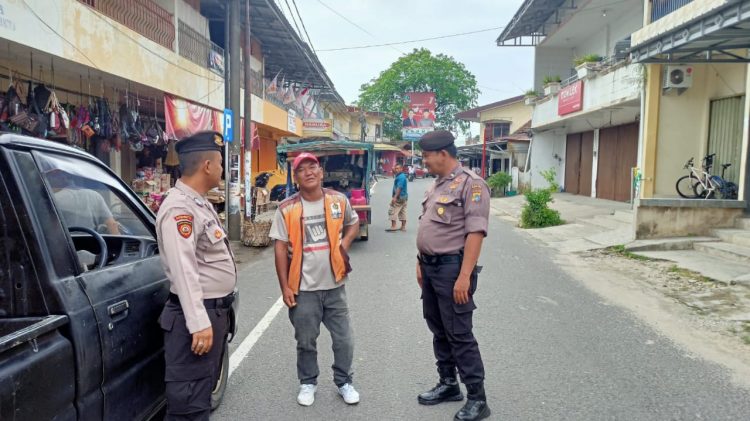 Personil Sat Samapta Polres Bangka Barat melaksanakan Giat Patroli Roda-2 di tempat-tempat keramaian seperti di pasar Mentok