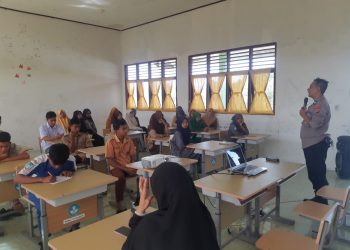 Personel Sat Binmas Polres Lhokseumawe memberi sosialisasi tentang bahaya Narkoba kepada siswa SMK Negeri 1 dan MTsN Sawang