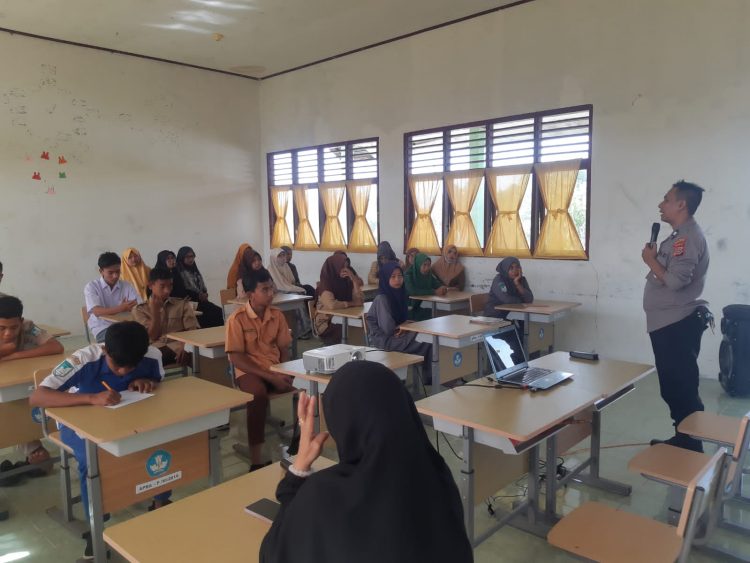 Personel Sat Binmas Polres Lhokseumawe memberi sosialisasi tentang bahaya Narkoba kepada siswa SMK Negeri 1 dan MTsN Sawang