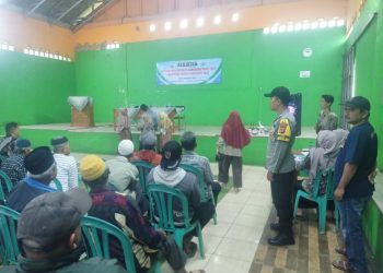 Bhabinkamtibmas Desa Pasirbatang BRIPKA Riky memantau penyaluran Bantuan Langsung Tunai Dana Desa (BLT DD)