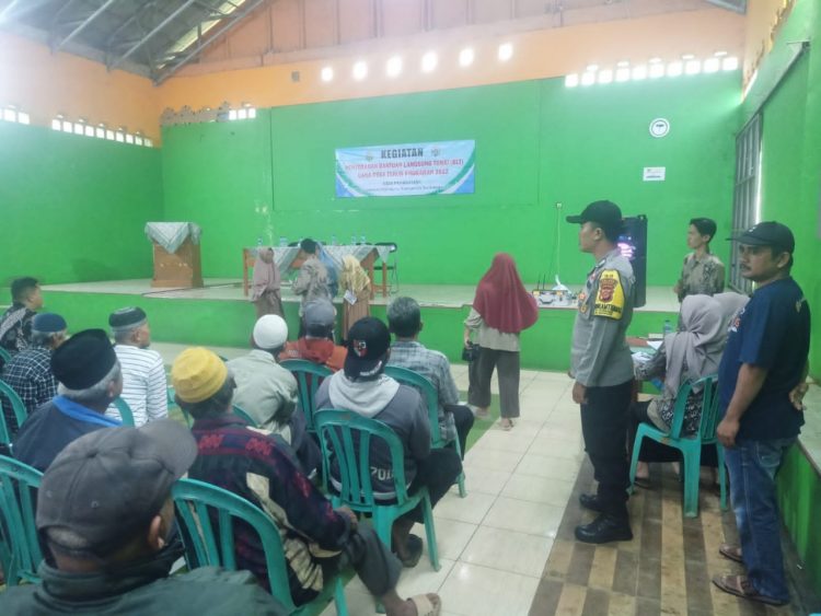 Bhabinkamtibmas Desa Pasirbatang BRIPKA Riky memantau penyaluran Bantuan Langsung Tunai Dana Desa (BLT DD)