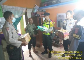 Satuan Samapta Polres Tasikmalaya Kota melaksanakan kegiatan Bakti Sosial dengan membagikan sembako kepada warga di Kampung Gunungjambe Kelurahan Cipawitea