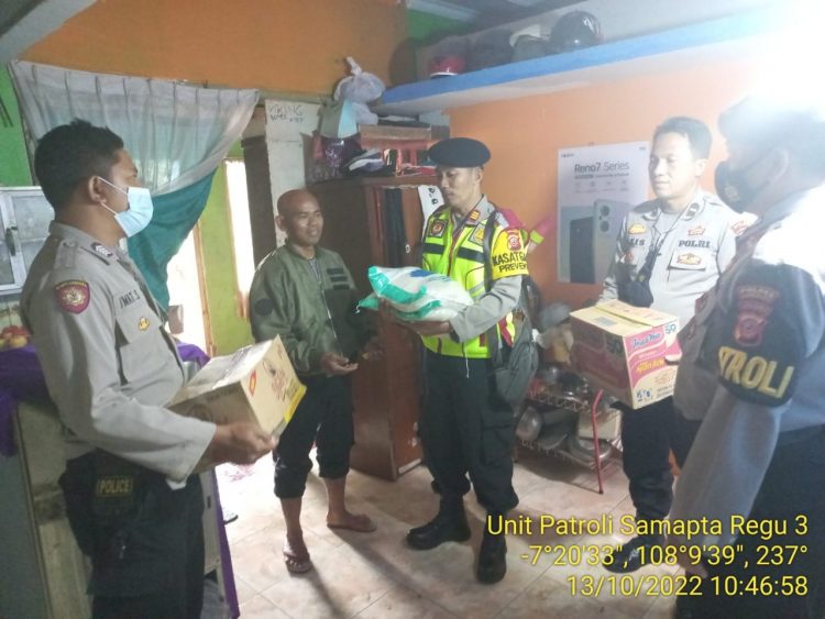 Satuan Samapta Polres Tasikmalaya Kota melaksanakan kegiatan Bakti Sosial dengan membagikan sembako kepada warga di Kampung Gunungjambe Kelurahan Cipawitea