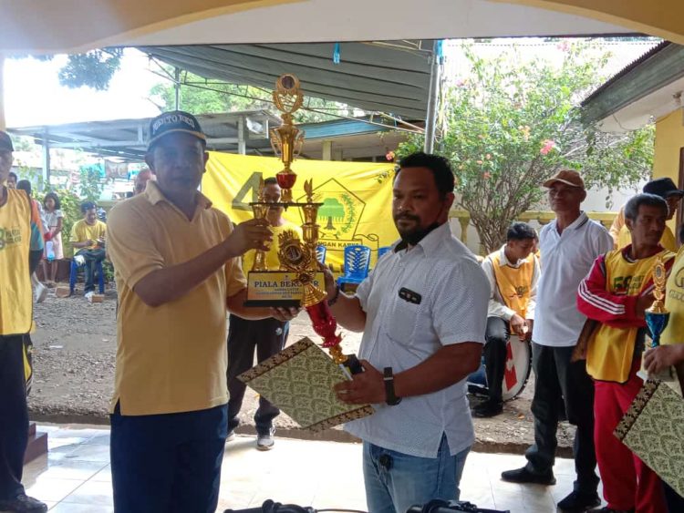 Aipda Denny Amtiran saat menerima piala tetap dari Ketua DPD Golkar Kabupaten Belu