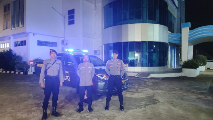 Personel Satuan Samapta Polres Bangka Barat melaksanakan patroli malam hari untuk mengantisipasi tindak kriminalitas