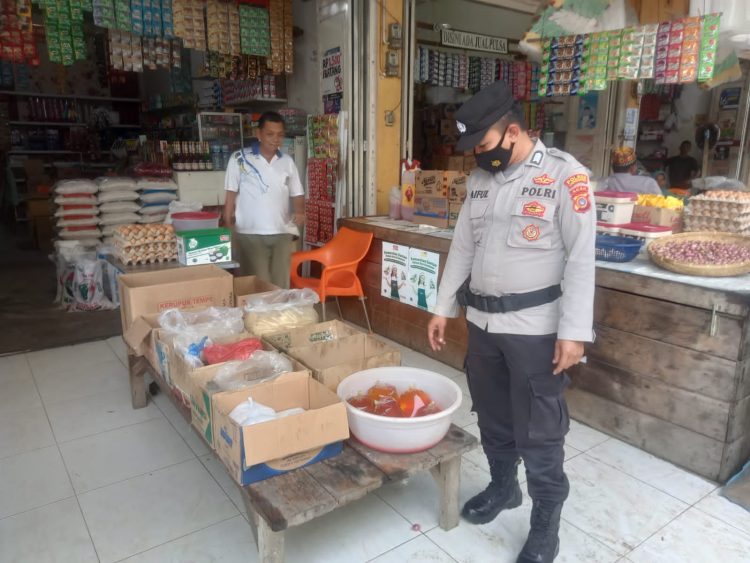 Personel Polsek Samudera secara rutin turun ke pasar tradisional di Kecamatan Samudera, Aceh Utara, wilayah hukum Polres Lhokseumawe