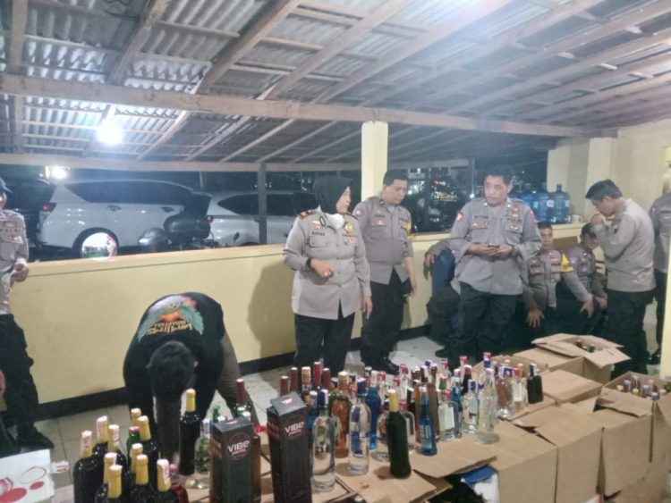 Polsek Baturraden 
 melaksanakan operasi cipta kondisi yang dilakukan berupa penertiban dengan sasaran minuman keras
